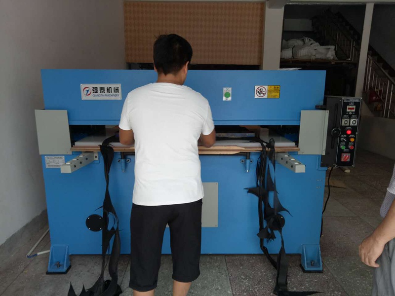 精密四柱液壓裁斷機